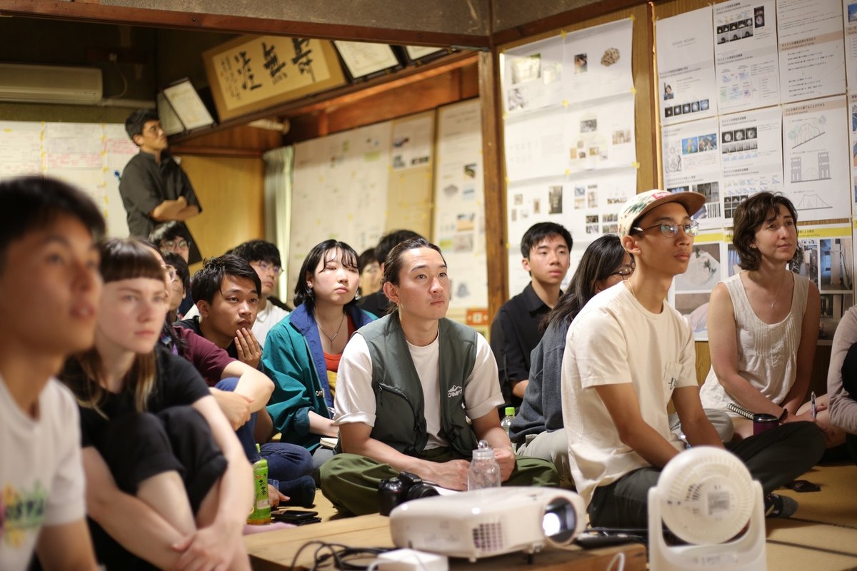 The tatami hall inside Kakumeisha, where lectures, presentations, and studio work happen / 格明舎の畳の大広間、レクチャーや講評、制作が行われる場