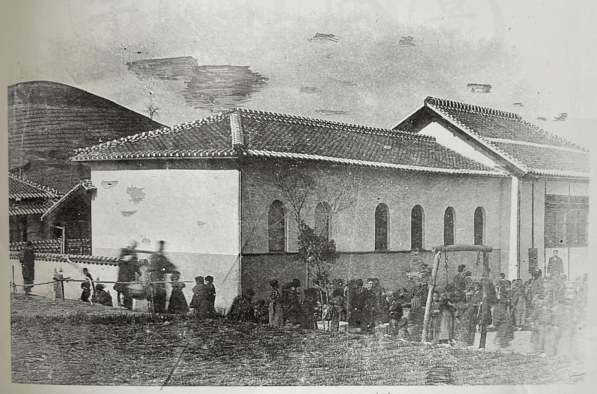 The original Kaku-Mei-Sha during the Meiji period, when it served as part of Sunoue Elementary School / 明治期、須ノ上小学校の一部として機能していた頃の旧格明舎
