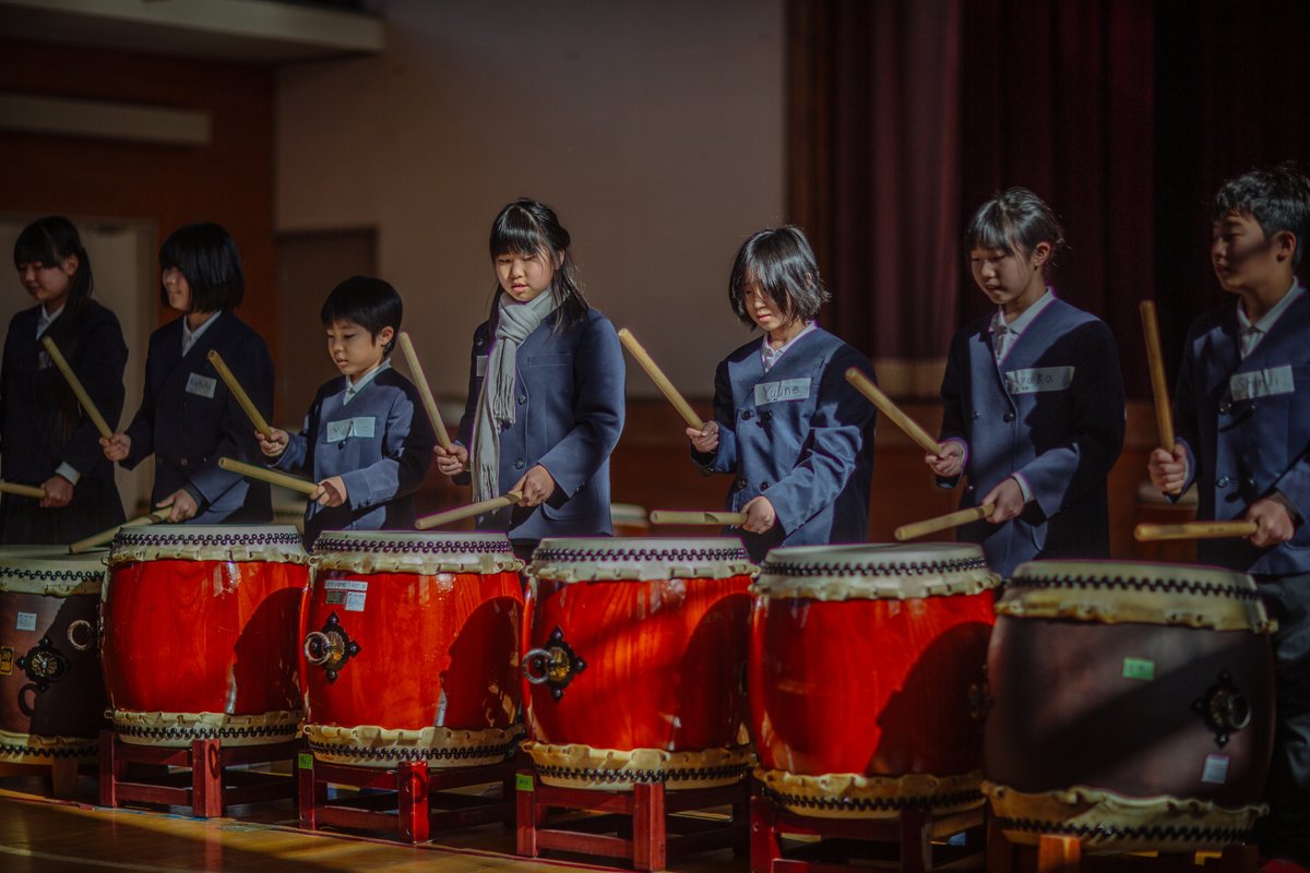 Sagiura Elementary School children performing taiko for visiting Melbourne students, January 2024 / 鷺浦小学校の子どもたちによる太鼓演奏、メルボルン大学訪問時（2024年1月）