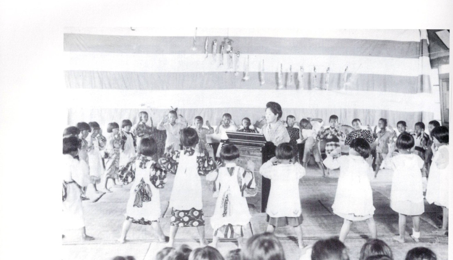 A busy-farming-season nursery (nōhanki takujisho) in Mukōda, 1930s; during the spring and autumn peaks the community minded the children together / 昭和10年代の託児所の様子。向田。さぎしま讃歌 p.57