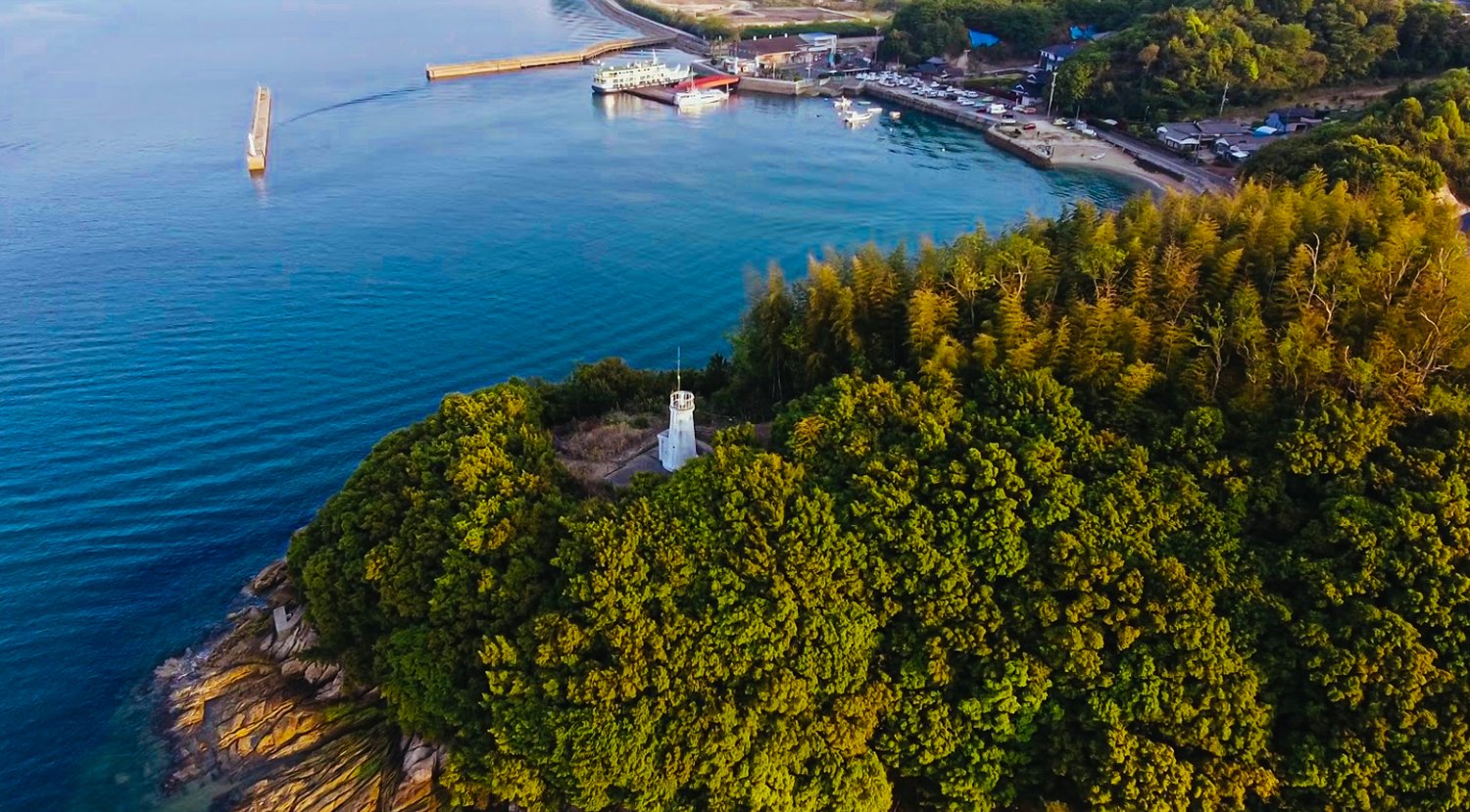 Sagishima from above, the wooded headland with Sunoue Port in the distance / 上空からの佐木島、須ノ上港の方向を望む