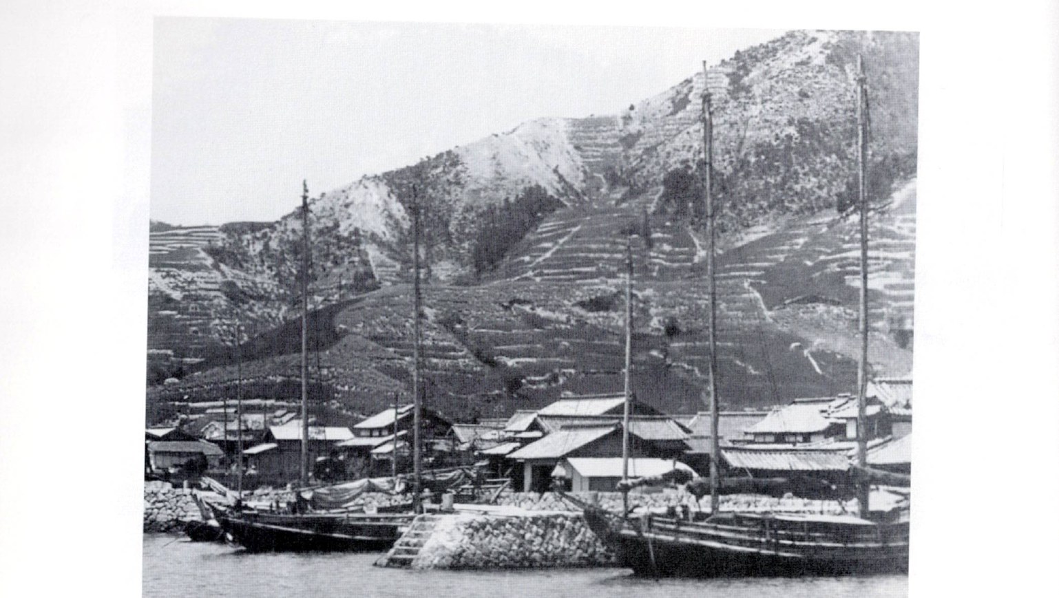 Sunoue port and pier crowded with boats, 1930s / 須ノ上の港と桟橋(昭和10年代)。さぎしま讃歌 p.152