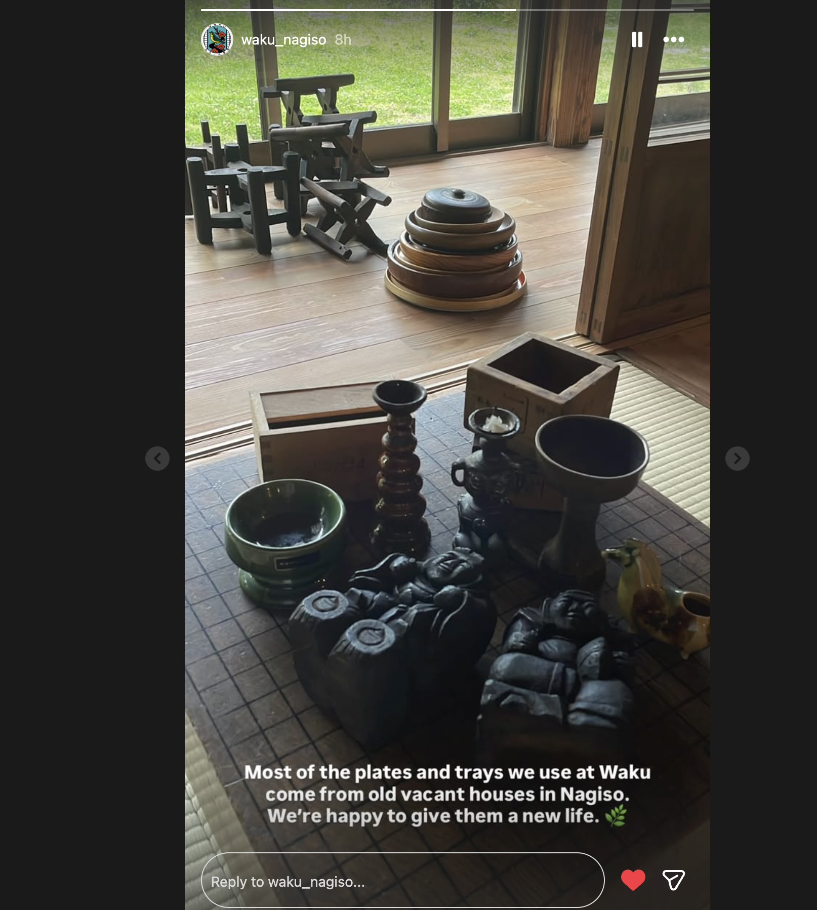 Salvaged plates, trays, lacquerware, and small carved figures gathered from vacant houses in Nagiso, arranged on the tatami and veranda of Guesthouse Waku. 南木曽の空き家から集められた皿・盆・漆器・小さな彫像が、ゲストハウスわくの畳と縁側に並べられている。